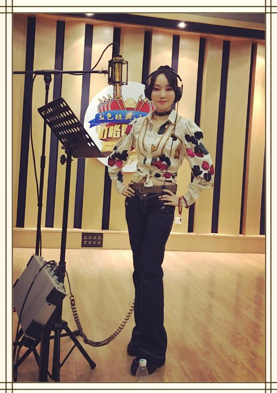 这样色彩的搭配有种年代感,但是不得不说萨顶顶的身材真的不错,这裤子