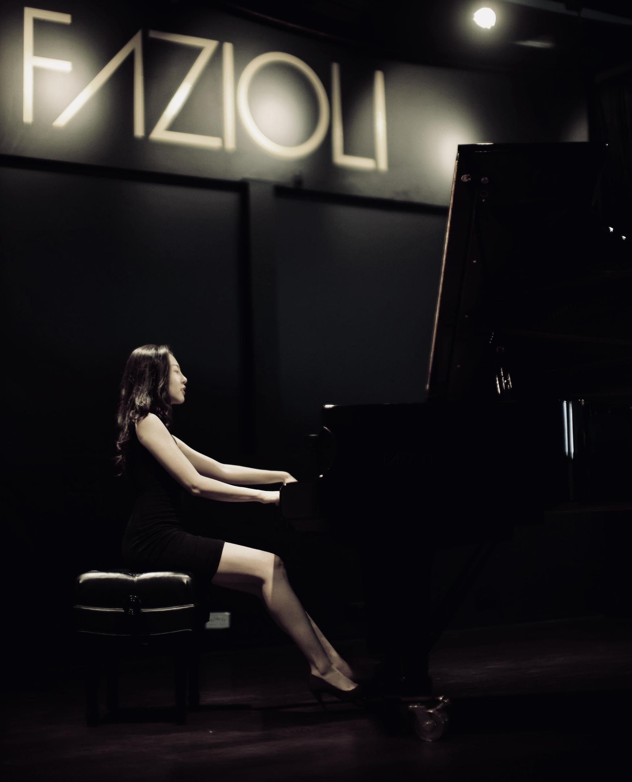 大美腿气质钢琴家喜欢到处环游世界英国皇家音乐学院毕业