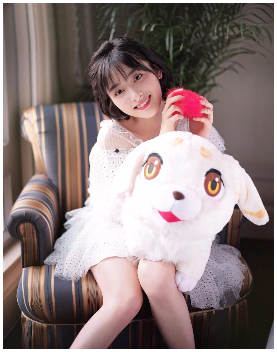 沈月的腿竟然瘦了,白色的波点短裙秀美腿,却被荷叶边设计毁了!