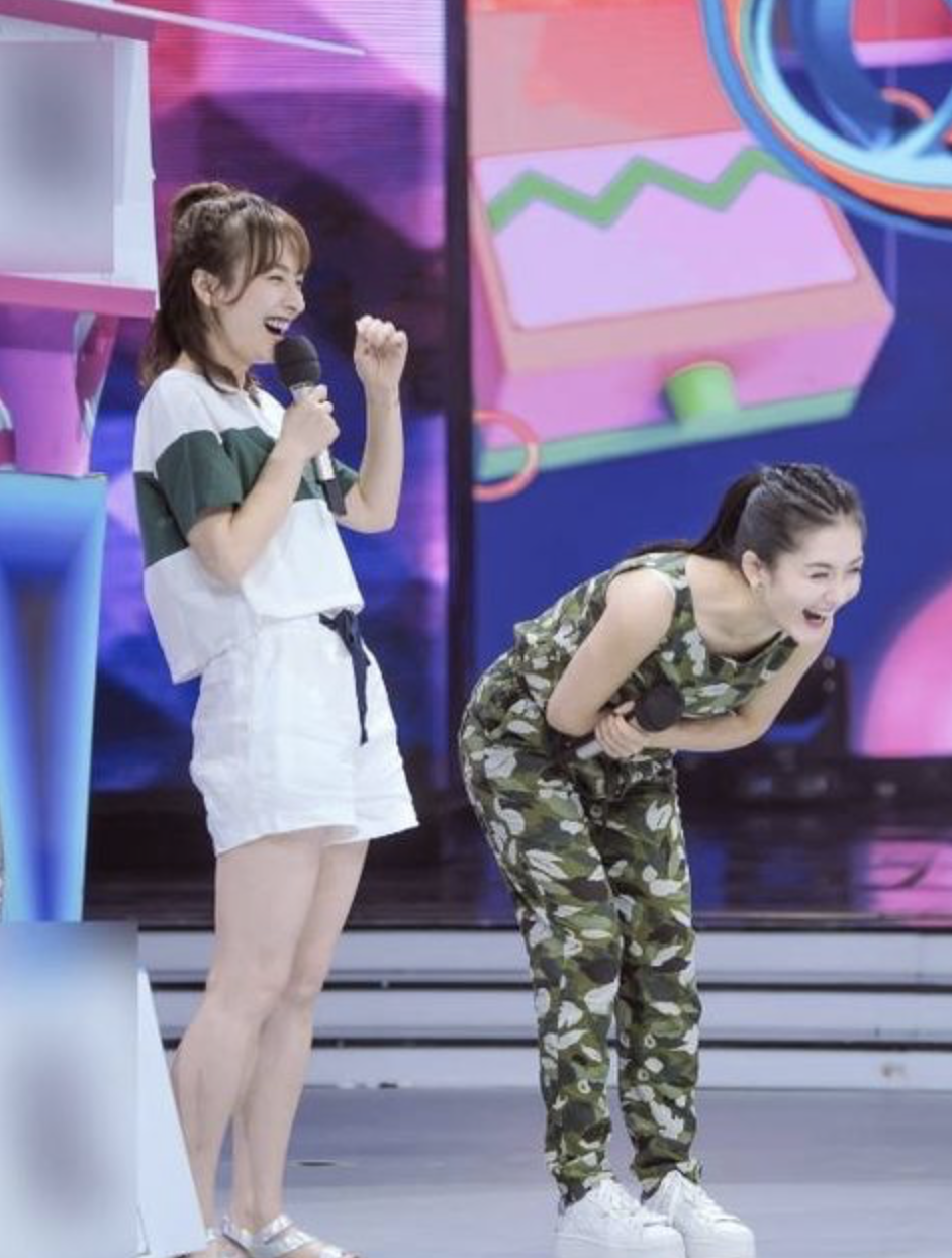 谢娜回归吴昕跌回傻大姐人设,自称东北赫本参加活动却这个造型?