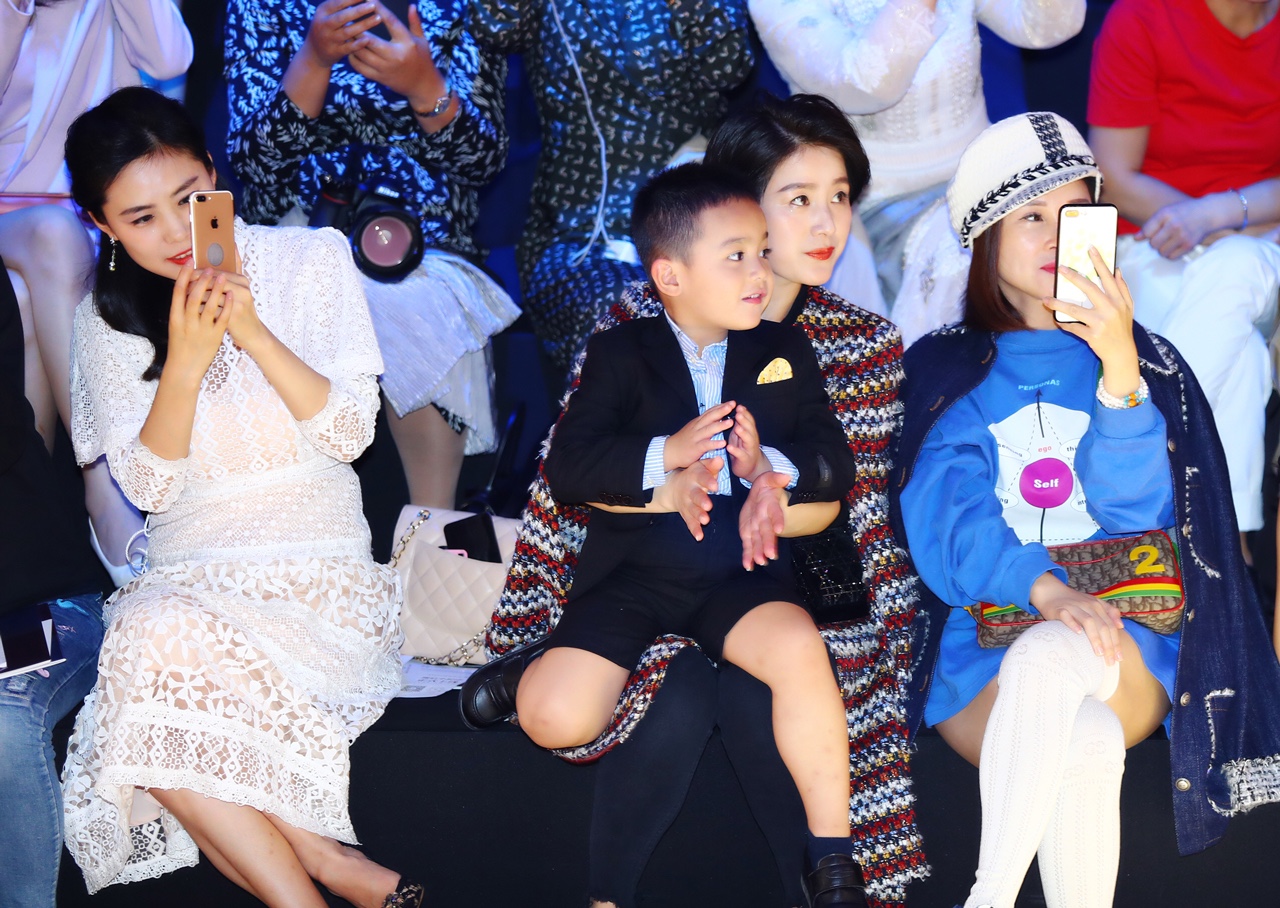 王碧儿受邀关之琳大秀 全程为儿子t台首秀助阵