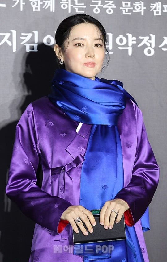 又见大长今!李英爱穿改良韩服亮相活动 47岁颜值依旧气质迷人|李英爱|