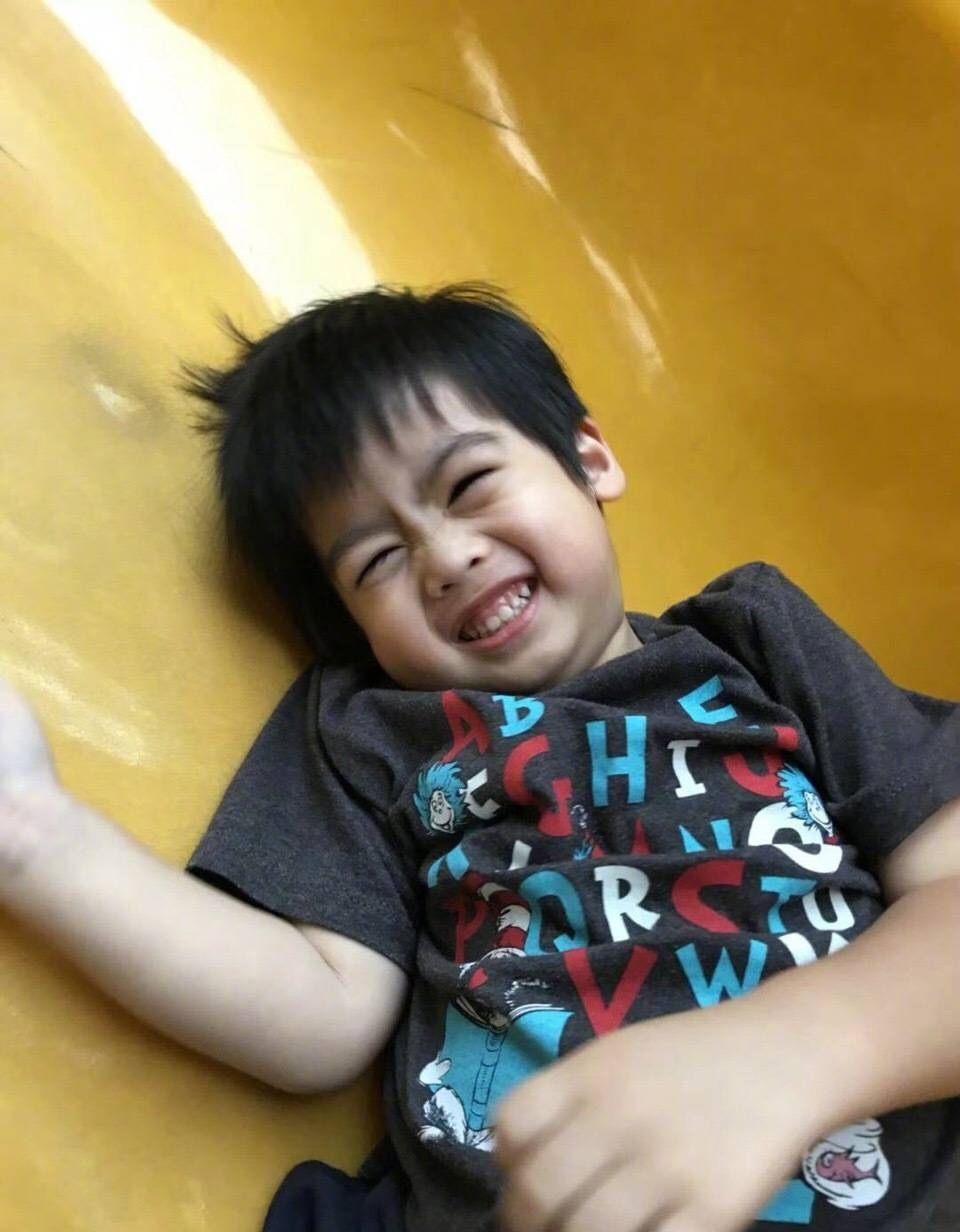 林志颖儿子笑容超治愈,双子星睡觉,溜滑梯都对"小花"爱不释手