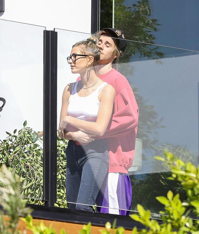 比伯承认与海莉结婚 两人阳台亲密紧搂超恩爱 北美意难忘大结局!