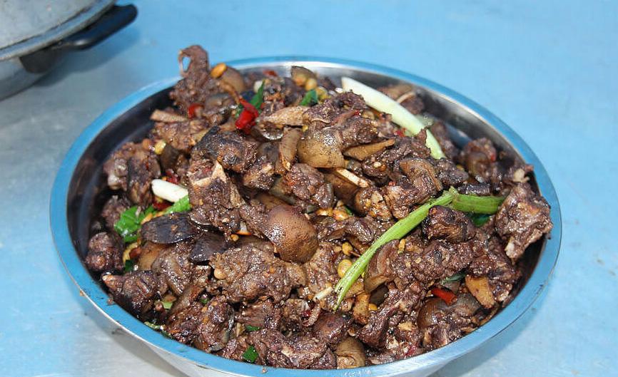 竹鼠肉焖黄豆.切好的鼠肉装盘待用.竹鼠切块.清理干净的竹鼠准备切块.