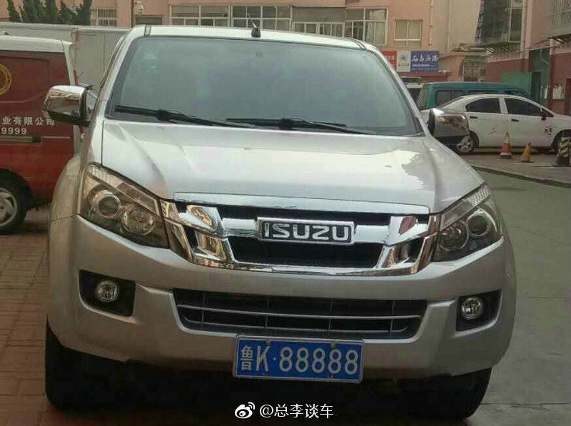 鲁k88888山东首辆牛牌新幻影,最早是宝马735li,后换145万奔驰s350