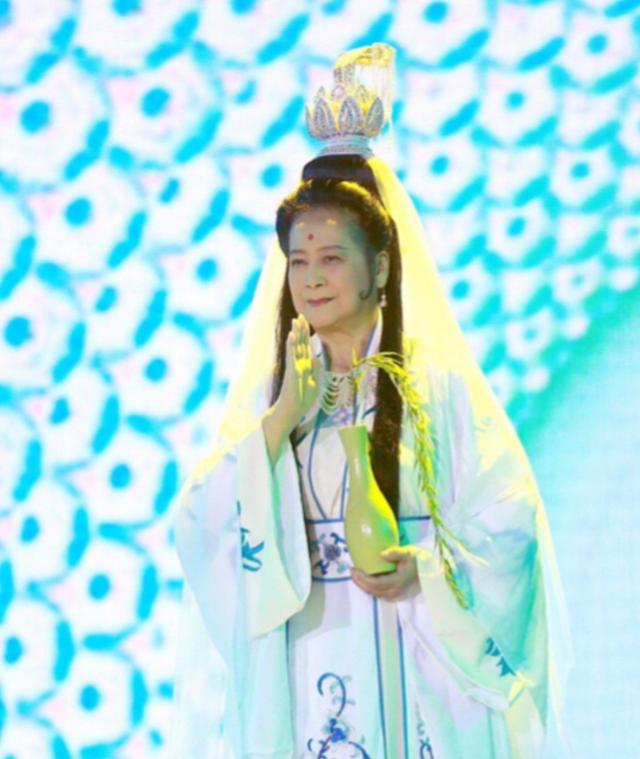 75岁"观音"左大玢近照曝光,面容慈祥端庄典雅,这才是最美女神
