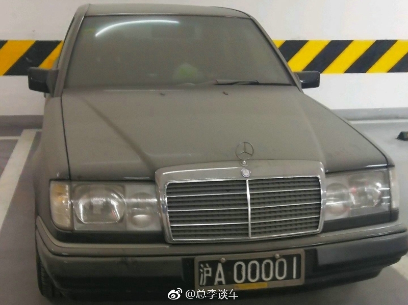 自备车"的第一个字母,原凯迪拉克伍德,现宾利雅致,沪a00001蓝牌是辉腾