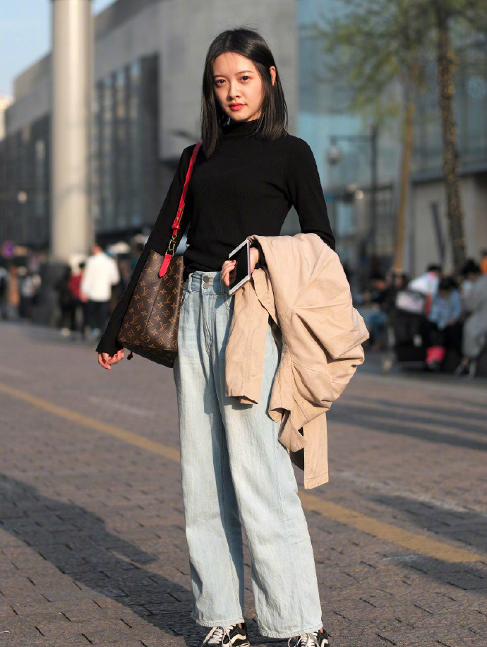 街拍北京女孩,喜欢第二个,大腿上的纹身,好漂亮