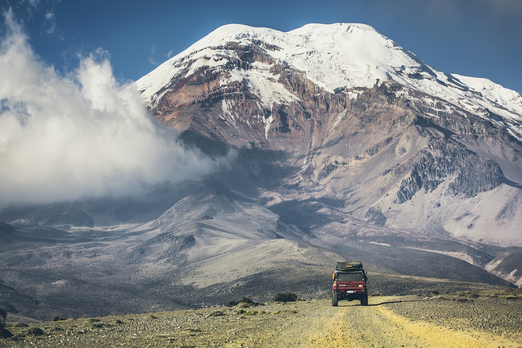 是一座圆锥形的死火山,海拔6268米,位于厄瓜多尔首都基多西南偏南150