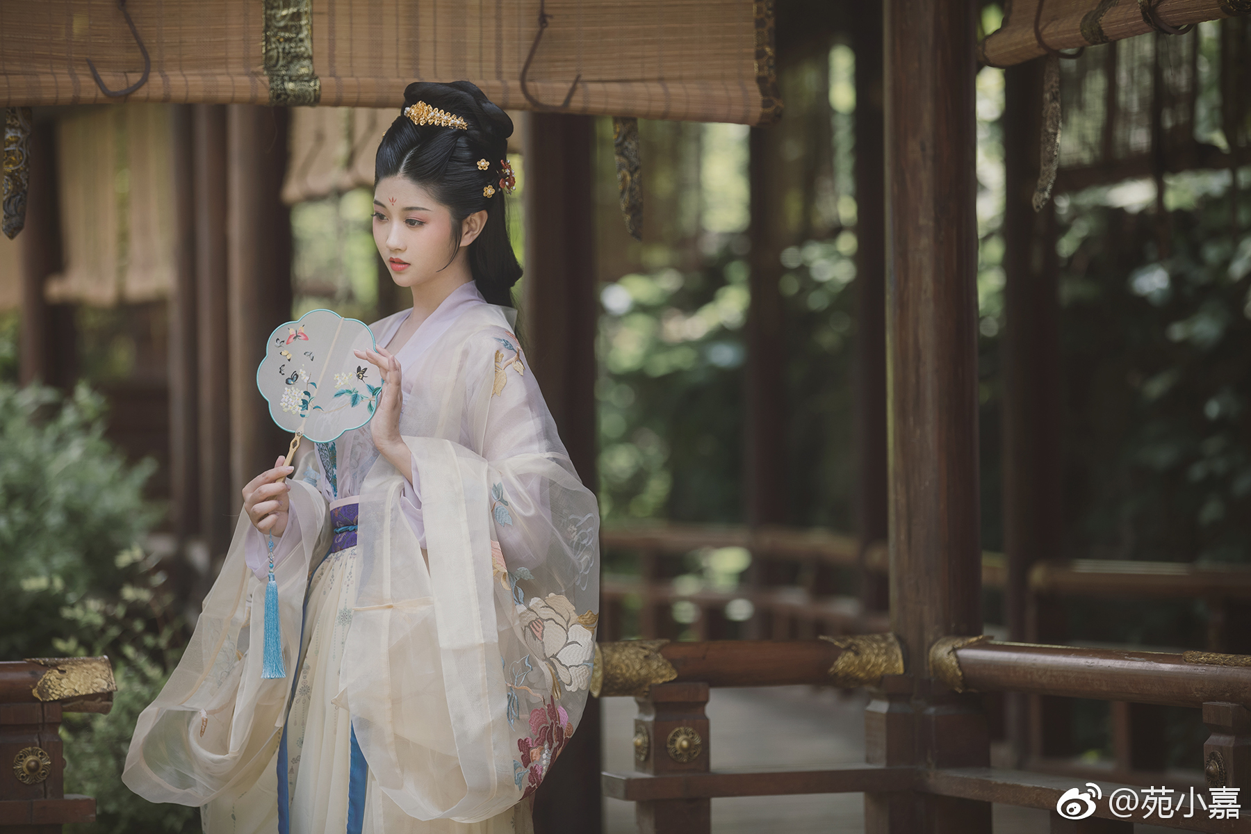 "云想衣裳花想容,春风拂槛露华浓