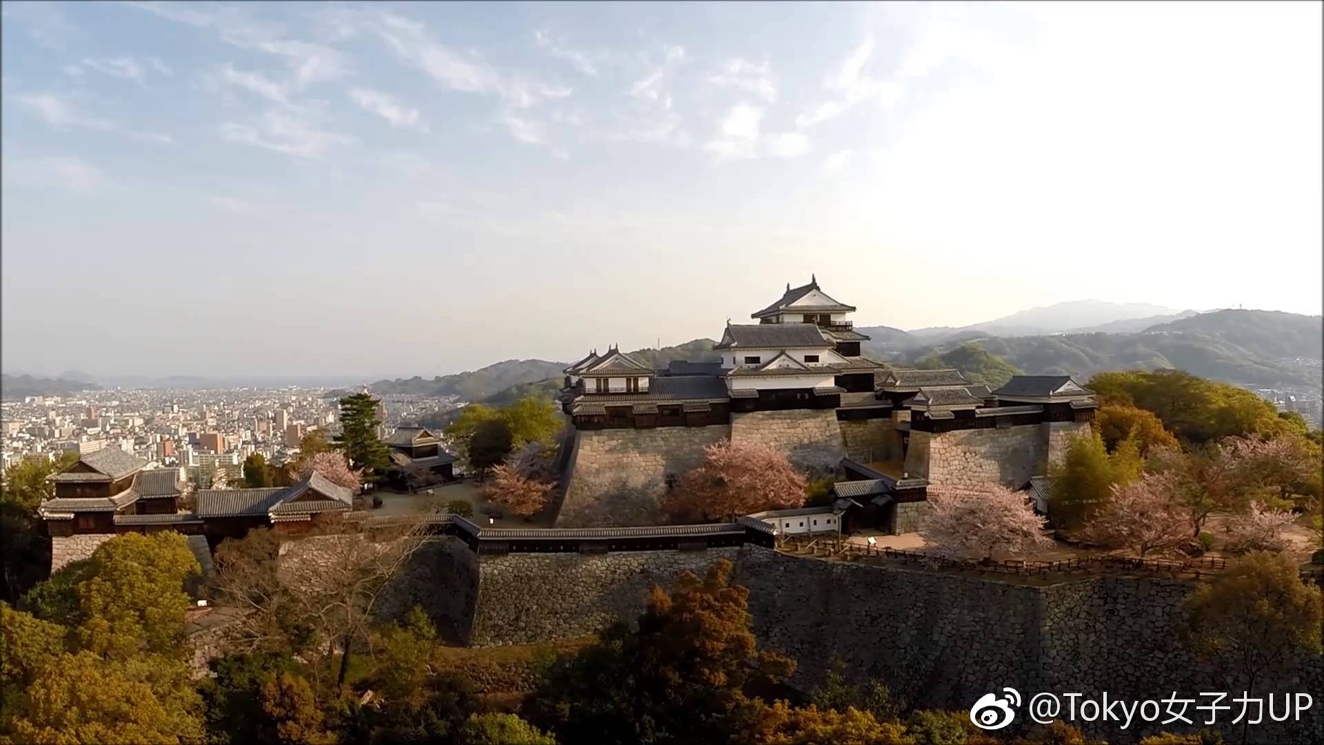 冈山备中松山城,以天空之城美景而闻名.位于高梁市盆地的边上|松山城|