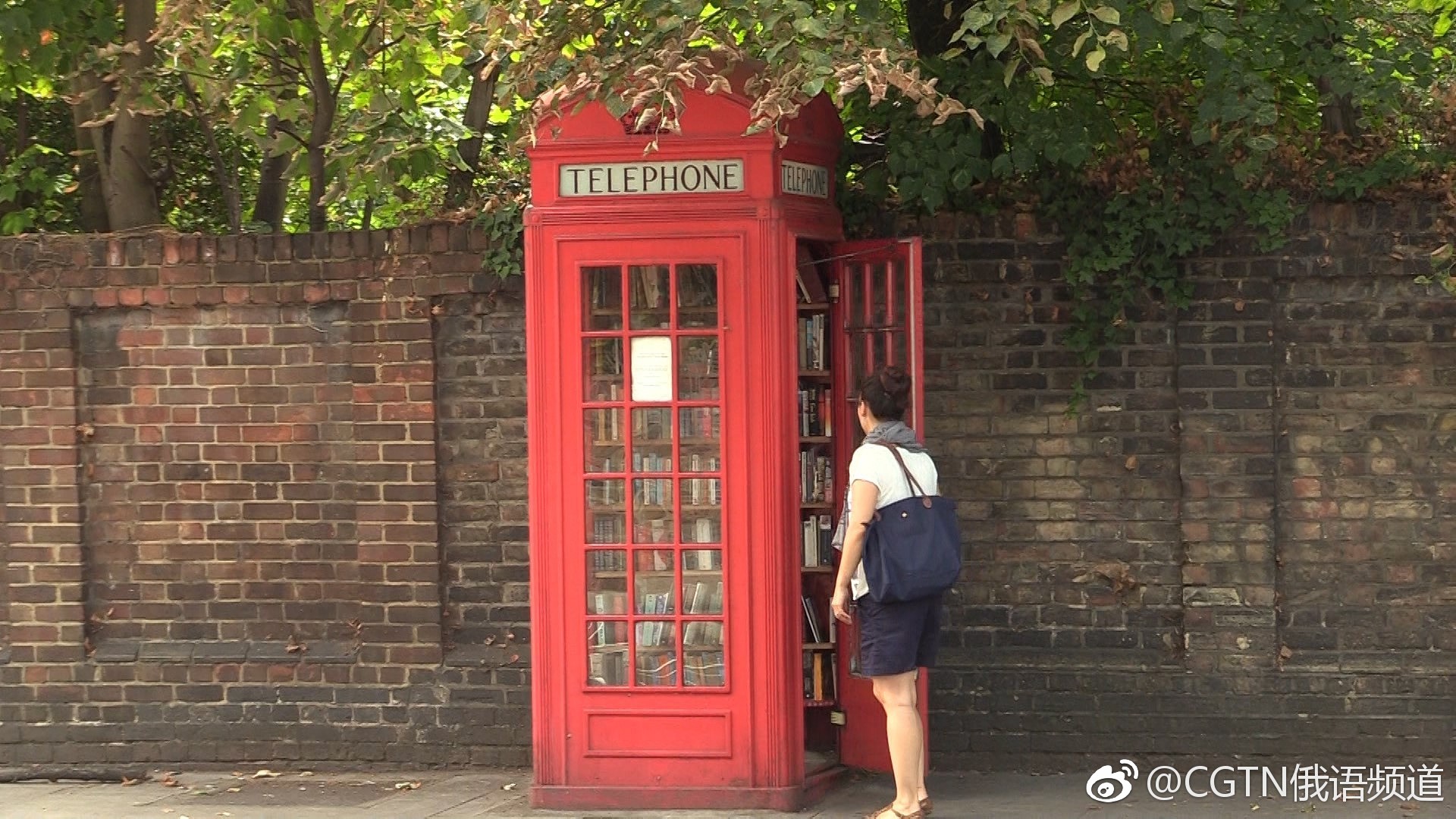 伦敦经典红色电话亭新用途上线! 变身图书馆维修店焕然一新_新浪看点