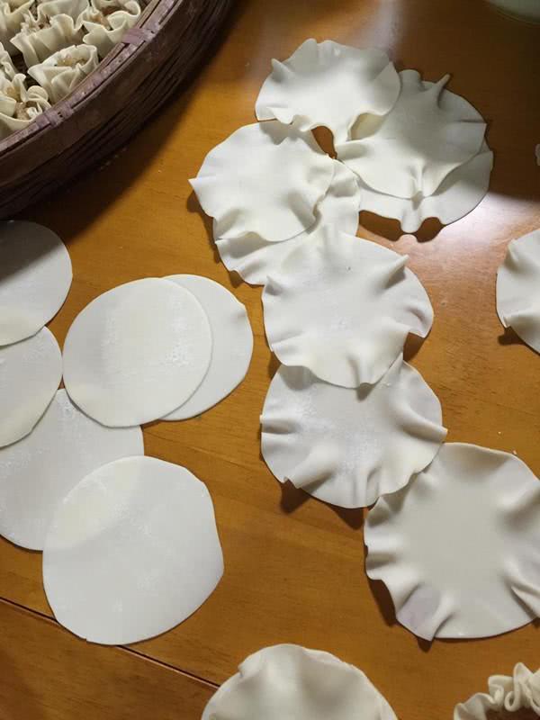 包饺子剩下的饺子皮不要丢,这两种吃法,比饺子还香!
