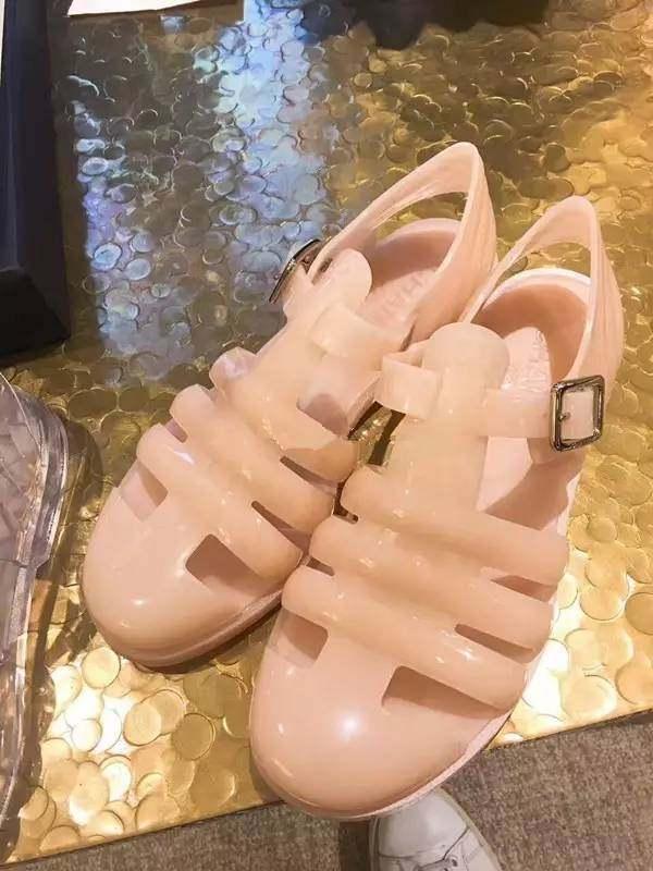 香奈儿一双塑胶凉鞋卖4000这不是当年那双19块凉鞋吗