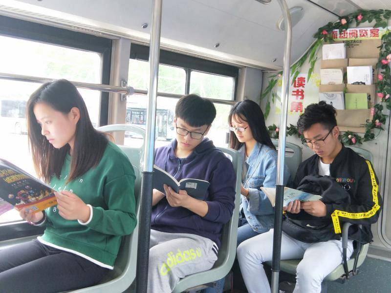 郑州身边事#郑州一辆186路公交车上,最后一排靠窗的位置贴有"读书 ""