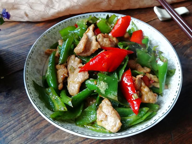 家常尖椒炒肉这样做,肉片香嫩不硬,尖椒香辣入味
