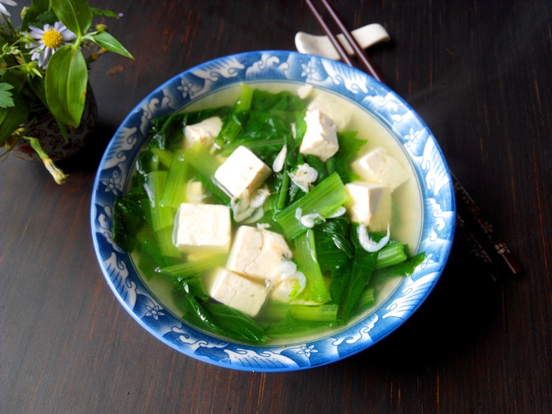 【小白菜豆腐汤】主料:豆腐1块,小白菜250克,虾皮适量辅料:芝麻油1