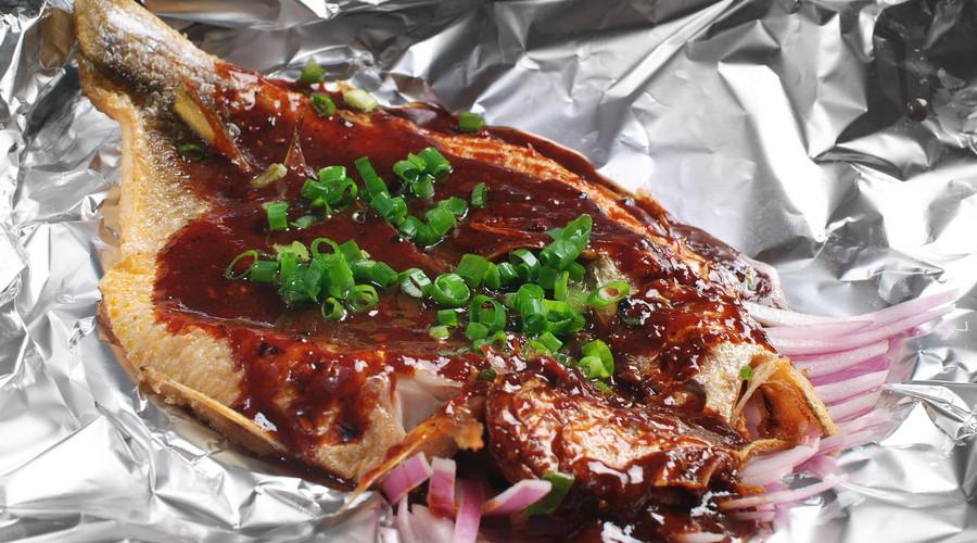 美味厨房: 热腾腾的锡纸烤鱼, 又辣又爽, 美滋滋!