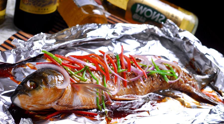 美味厨房: 热腾腾的锡纸烤鱼, 又辣又爽, 美滋滋!