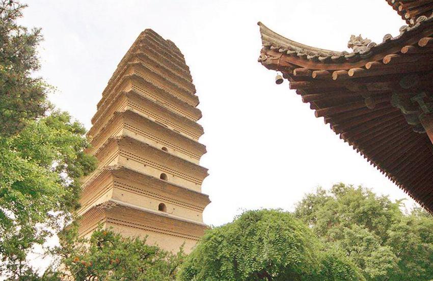 小雁塔是中国早期方形密檐式砖塔的典型作品,原有15层,是唐代佛教建筑