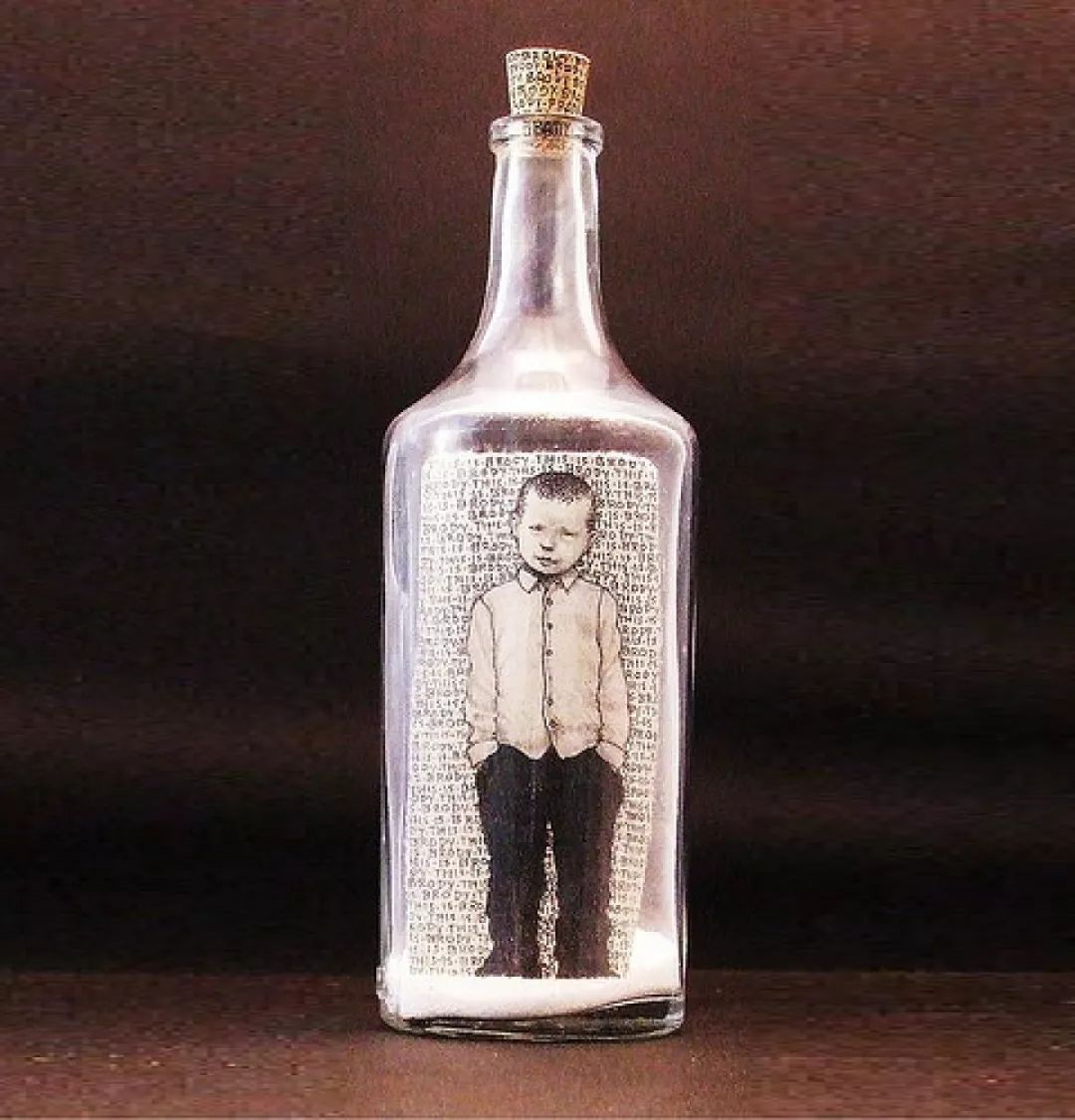 心理测试:你觉得哪个瓶中男孩想逃出来,测你内心装着多少负能量