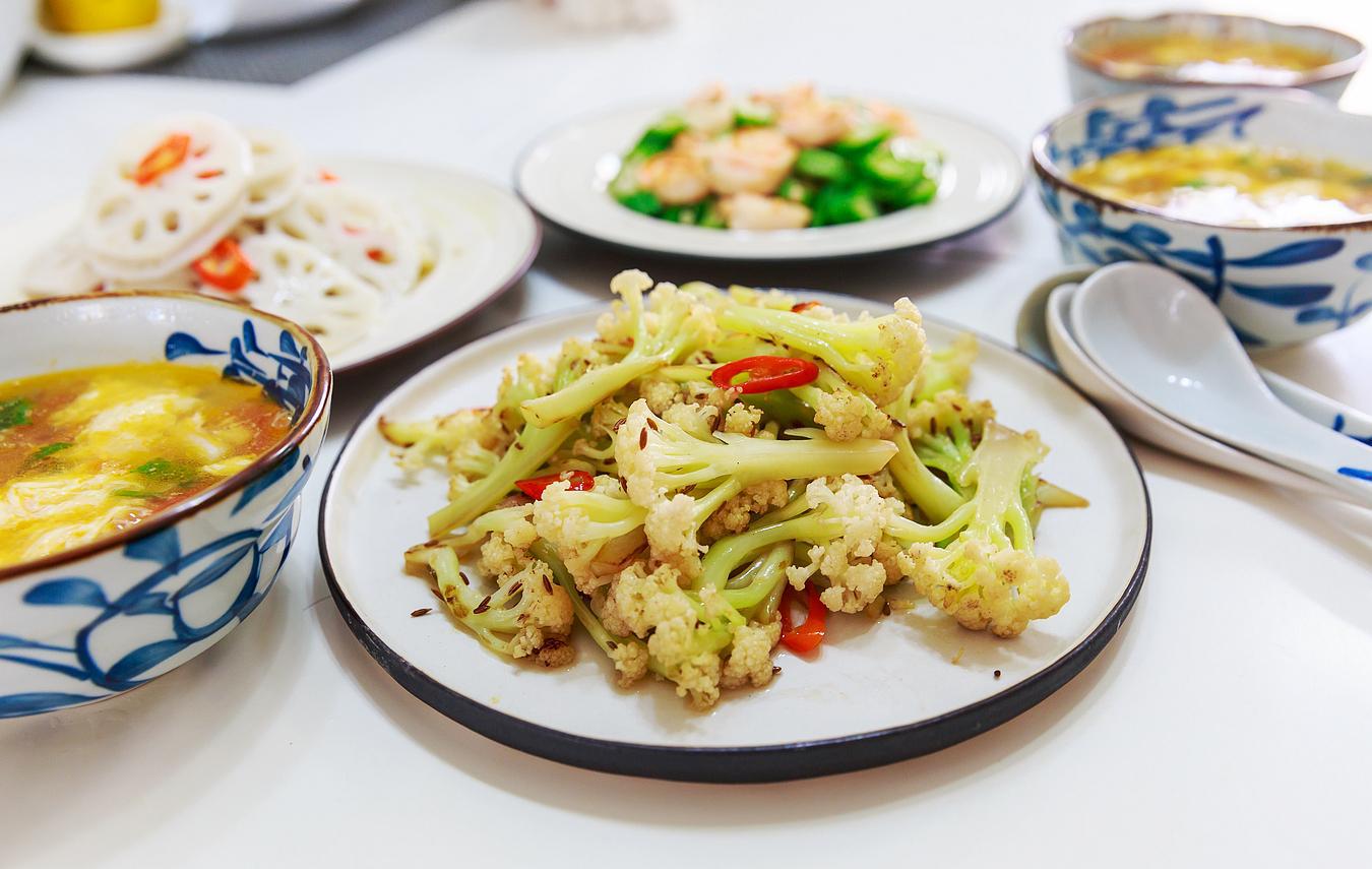 三菜一汤成本25元也能吃大虾三口之家的午饭美味好吃又实惠