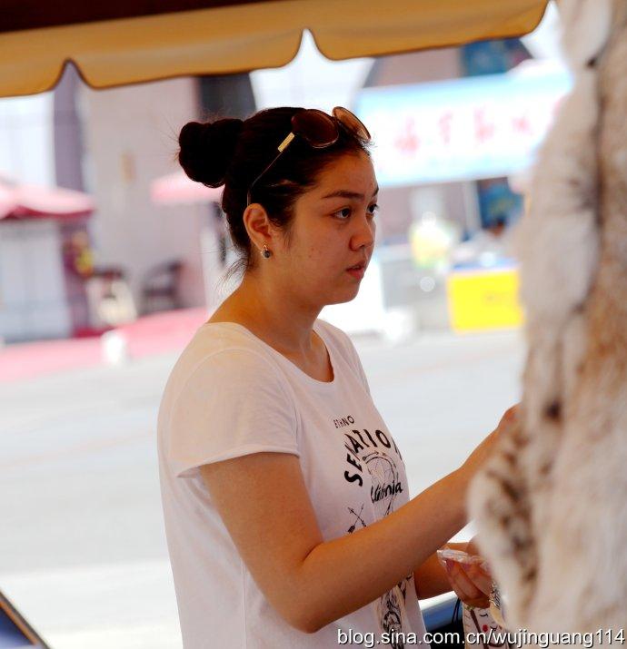 实拍: 霍尔果斯口岸的哈萨克国美女(图)
