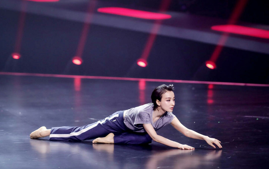 吴昕跳舞脚发抖?侧翻差点没站稳,粉丝:怕你忍不住笑场