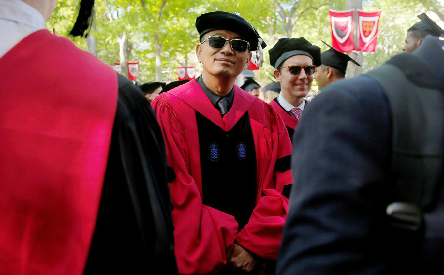 王家卫获哈佛大学荣誉博士学位墨镜不离身戴学士帽笑逐颜开