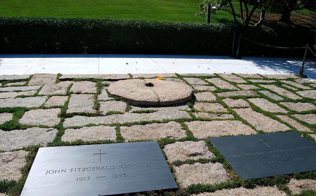 实拍美国前总统肯尼迪墓地,朴素简单,但墓地燃烧的火焰至今未灭