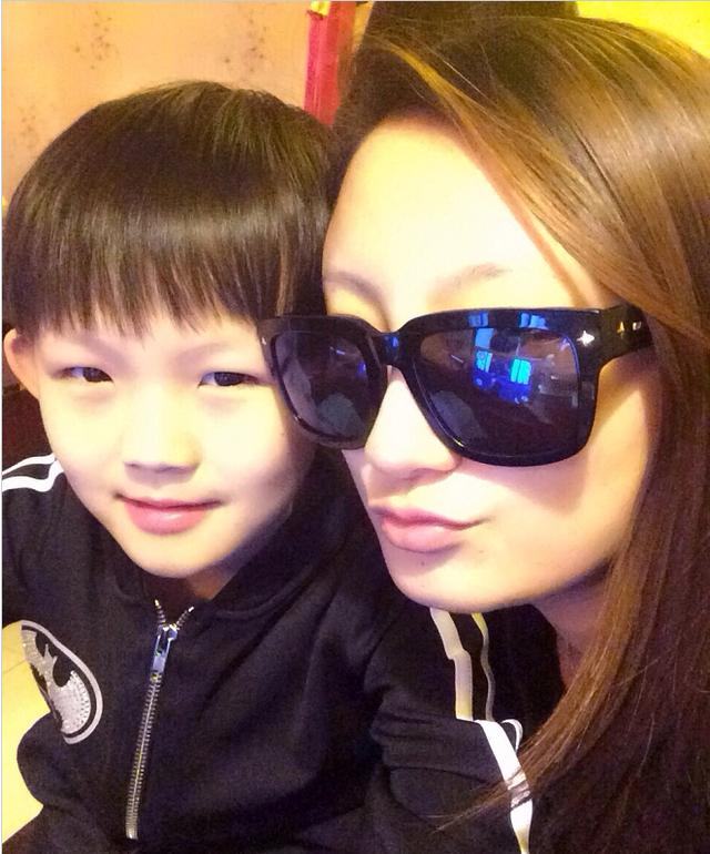 杨志刚晒儿子近照,看这长相就知是亲父子俩,娇妻低调却贤惠动人