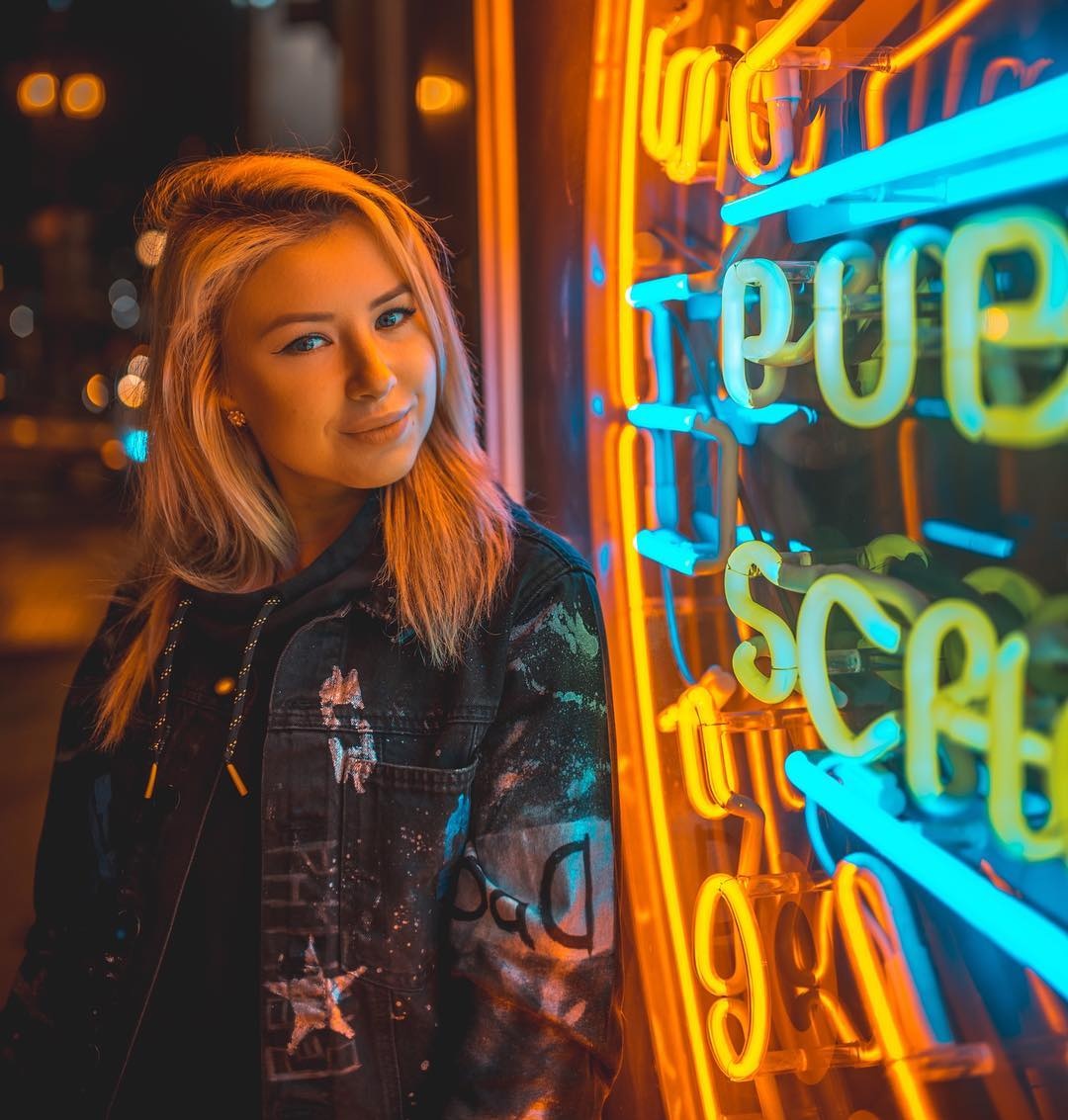 电动天空下:霓虹中的美丽人像 | 洛杉矶摄影师 tom dewh