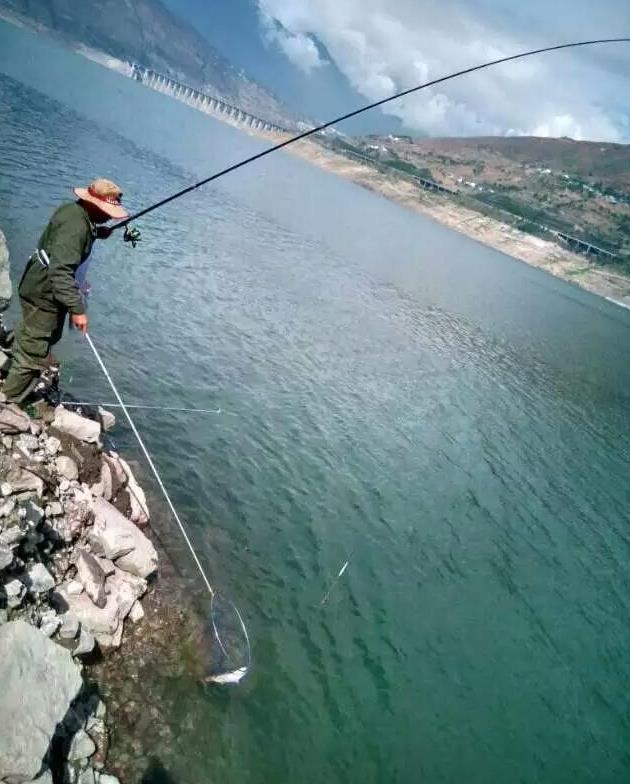骨堆山下大渡河风起云涌钓鱼人