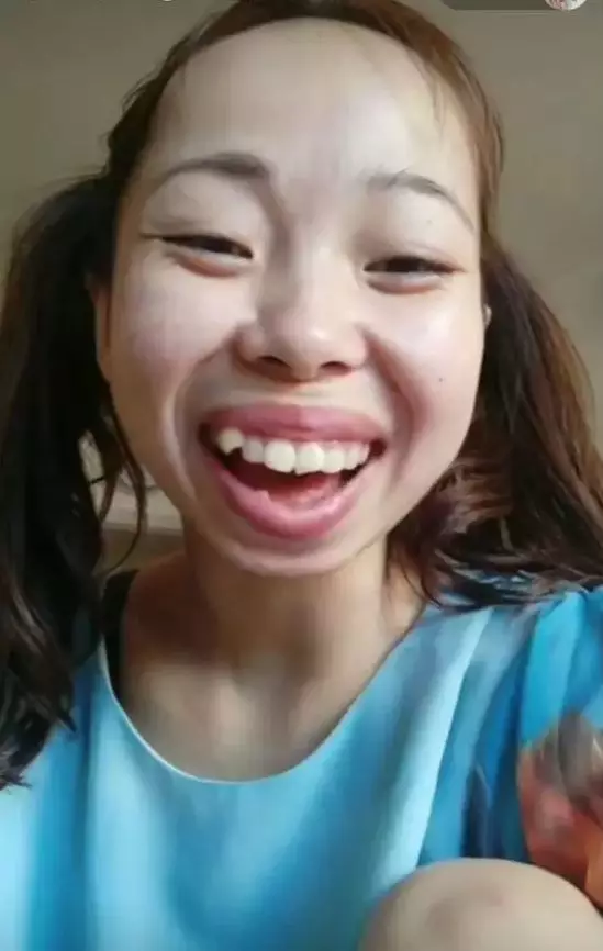 "嘟嘟姐"最近也人红是非多了,有人扒出她之前的婚纱照,照片中的男子是