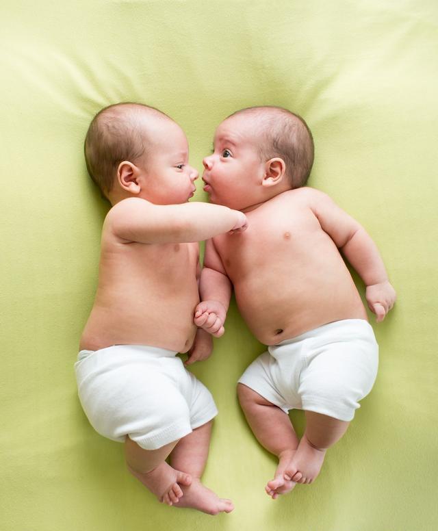 双胞胎先生出来的就是大吗?确定真的是对吗?