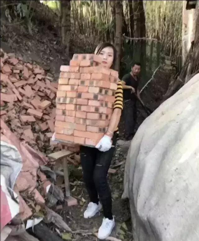90后姑娘工地干活被称"工地西施", 网友称: 美女可惜了!
