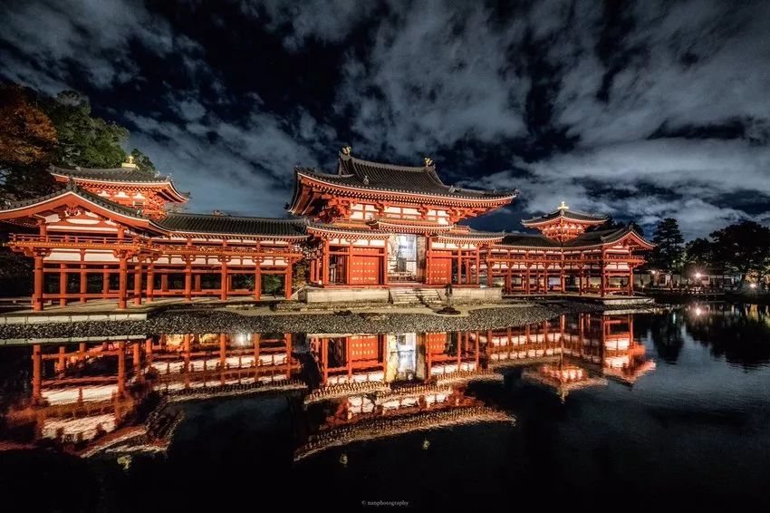 minami)拍摄了一组平等院凤凰堂的夜晚亮灯照片,在推上大受欢迎