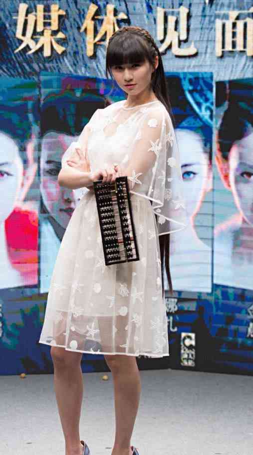 小彩旗出席某活动,胖成这样还穿白色,也没有人管管?