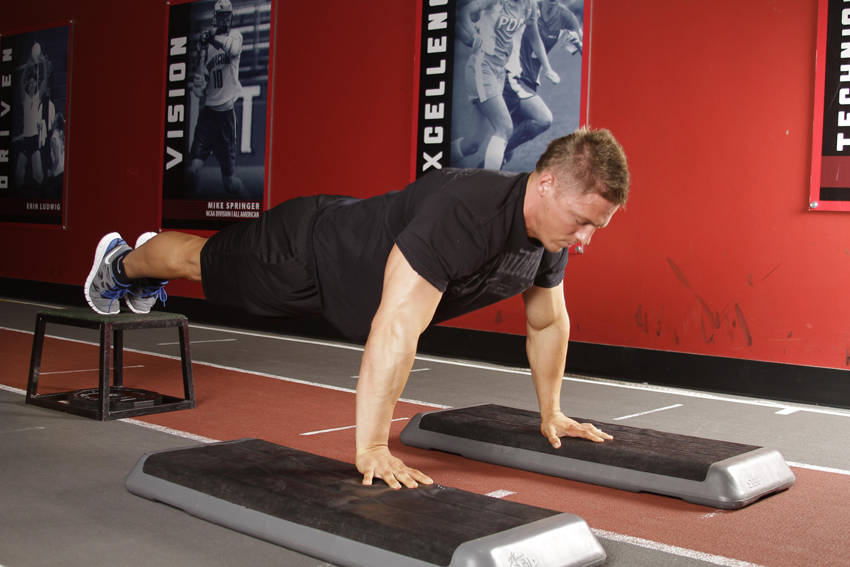 斜坡弹跳俯卧撑练爆你的胸肌