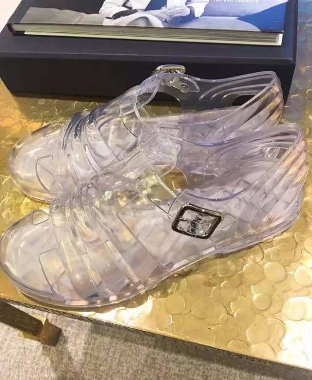 最近小香又开始出幺蛾子,一双塑料凉鞋居然卖4000 !