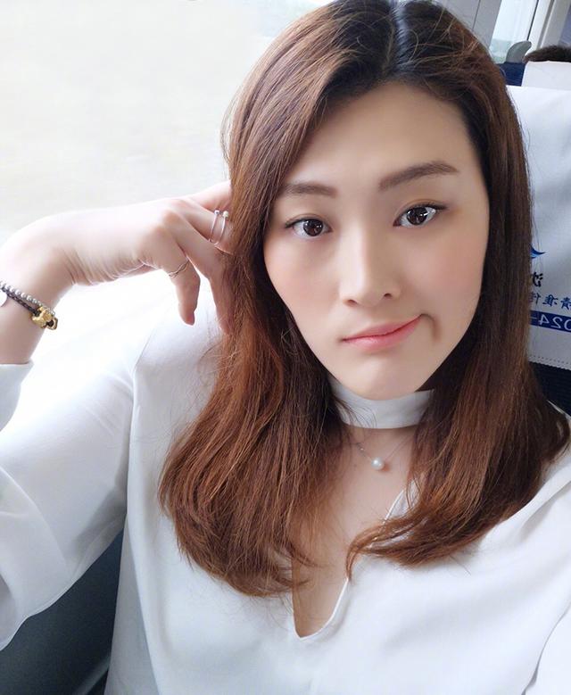 30岁王一梅近照:暴瘦后脸变小,大长腿显眼,肤白貌美变化太大