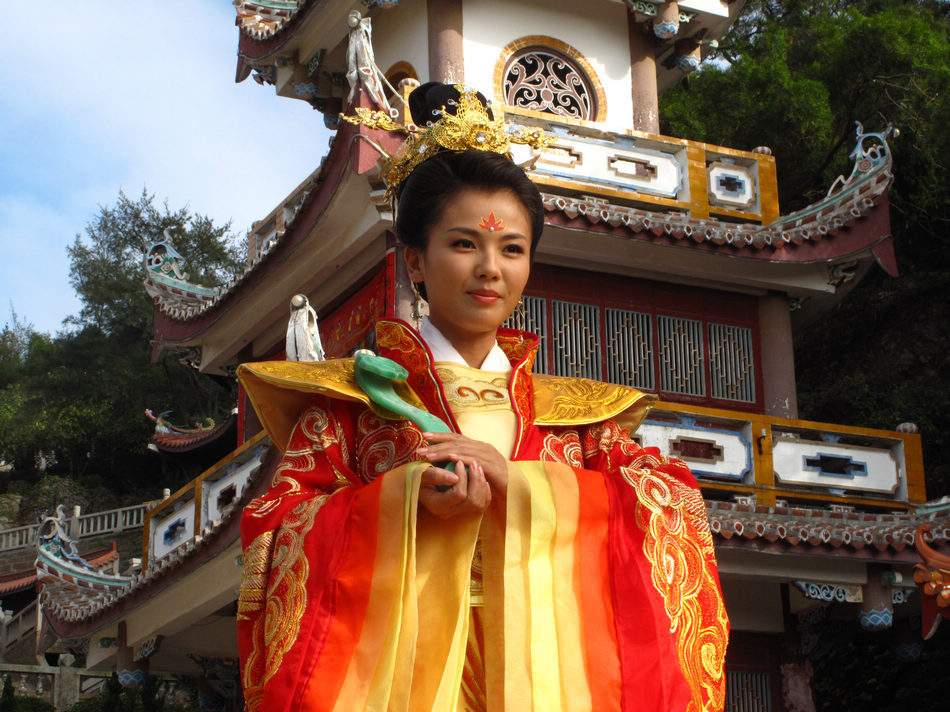 渔民海上遭遇风暴,突然出现大船救他们,事后才知是妈祖显灵