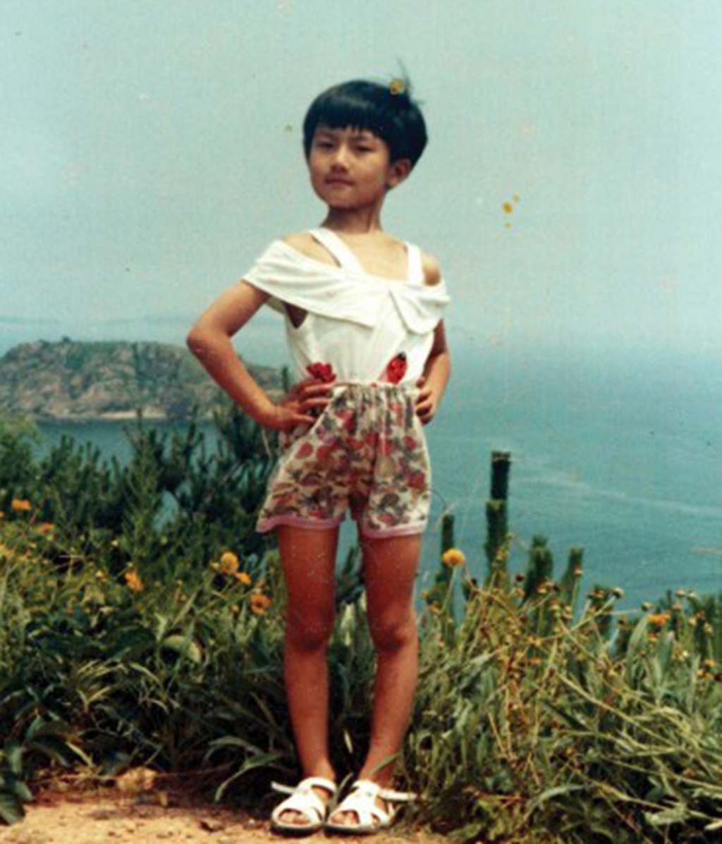 童年时候的丁宁,留着短发,掐着腰,很是英武的样子呢!