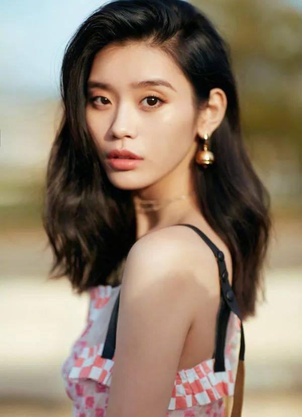 奚梦瑶和唐艺昕同穿一件外套,网友:网红脸和高级脸一目了然