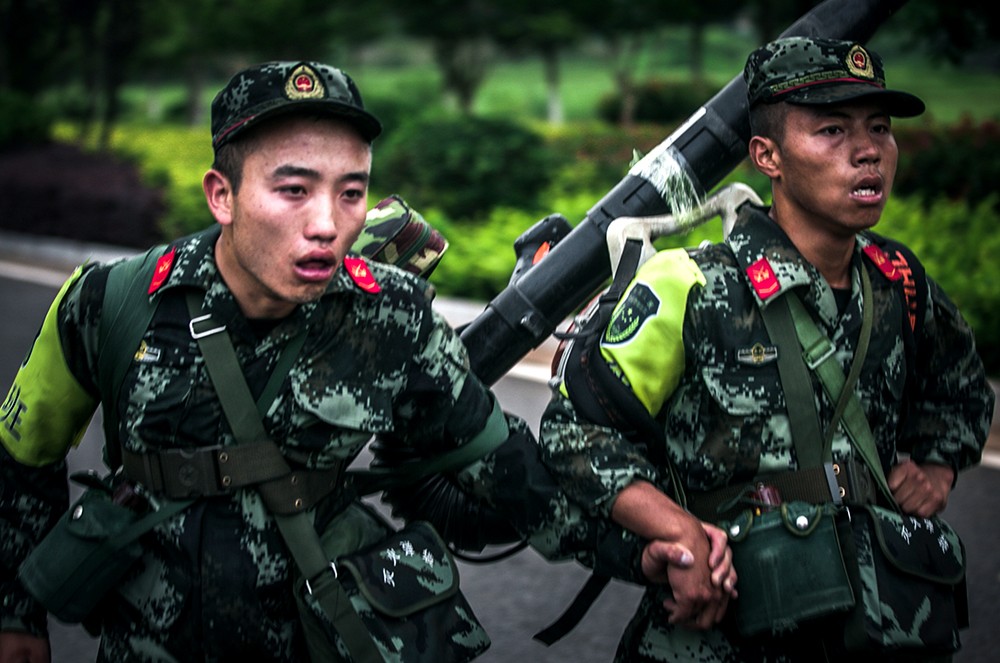 图为参赛官兵在五公里武装越野中向终点冲刺.