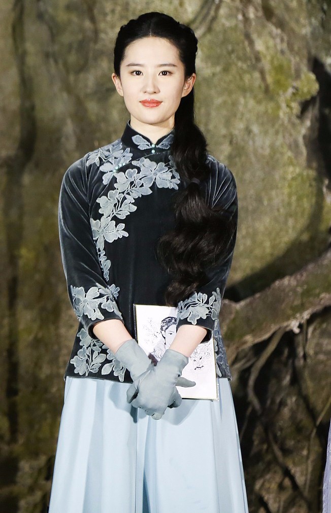 刘亦菲穿民国装现身活动脸显得很大网友没以前古典装扮好看