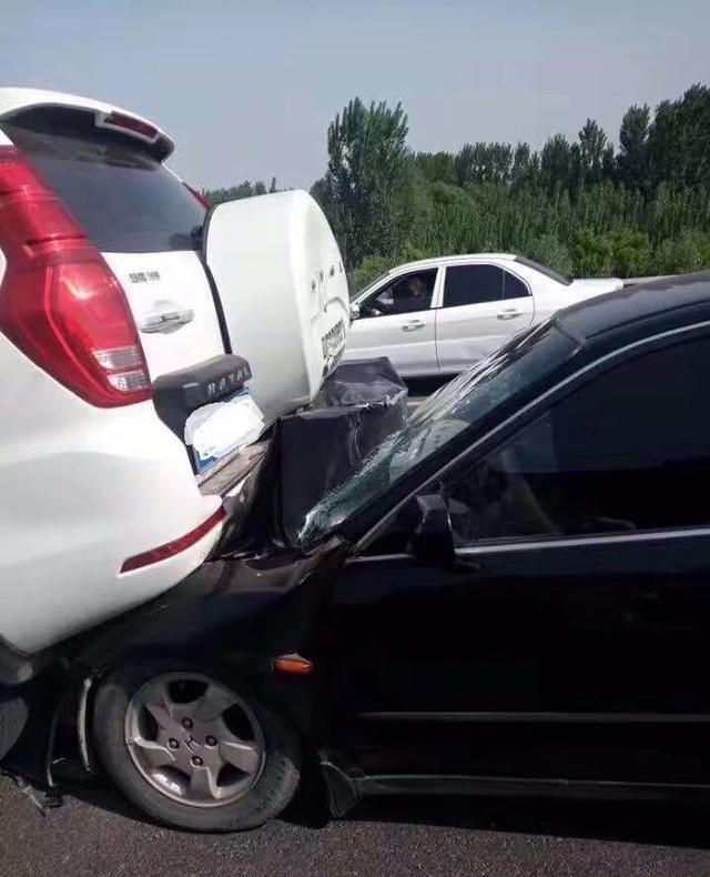 哈弗h9被雅阁碰了, 车主下车一看雅阁前脸都没了, 大家觉得谁好