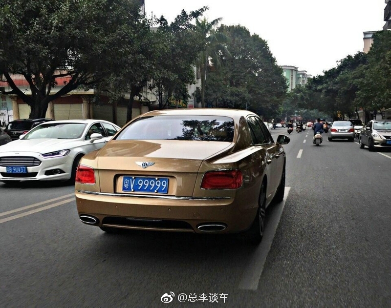 很多人以车的价格来定你的身份开20万的车人家叫你小张