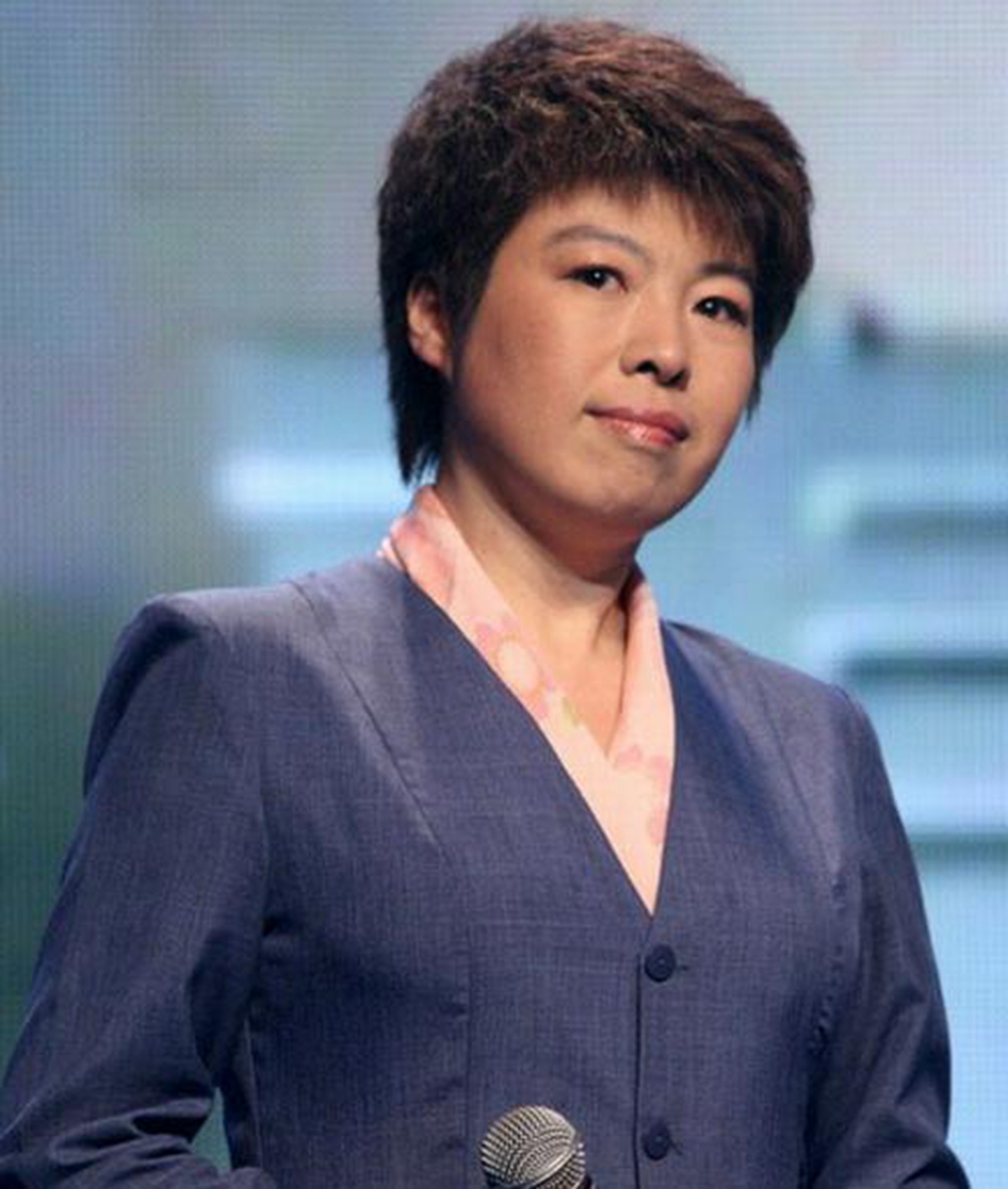 人物,这么大的事情肯定会被社会各阶层所评判,而现在的于丹已经53岁了